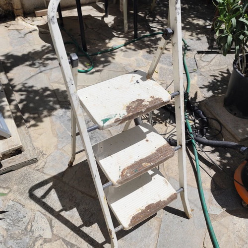 Metal ladder with 3 steps used, fully functional and stable