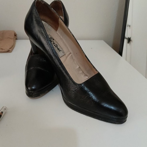 Bertoni leather pumps size 38 refurbished, black