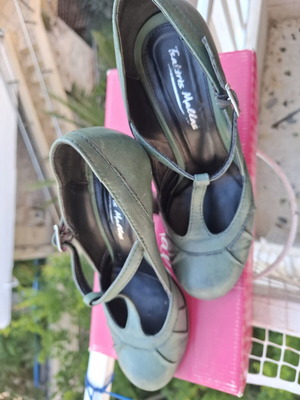 Tsakiris Mallas leather pumps with side buckle, like new, size 36, green