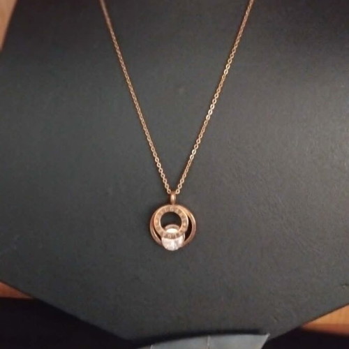 Pendant gold color like new