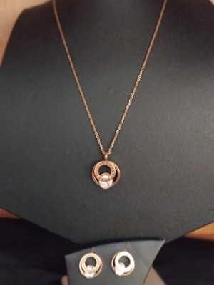 Pendant gold color like new