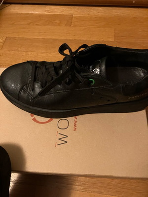 Womsh sneakers used, black leather sports shoes size 39