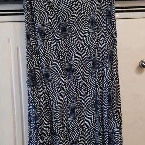Women's skirt like new, size M, black and white
