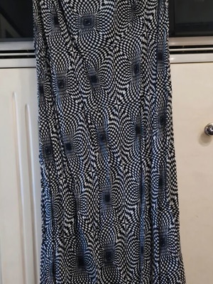 Women's skirt like new, size M, black and white