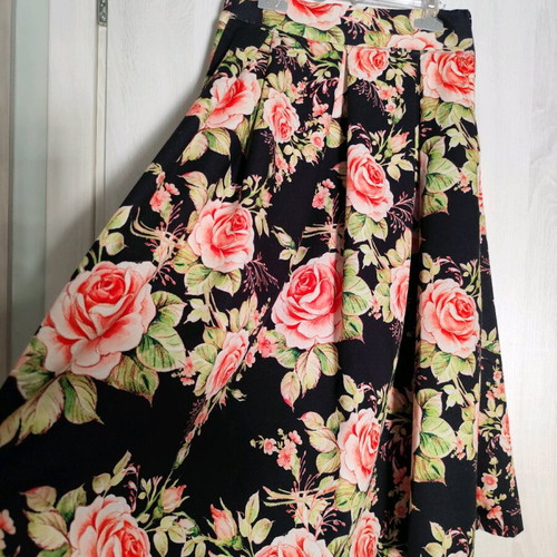Floral midi skirt used, high-waisted with pockets, size XS