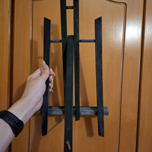 Canvas easel used