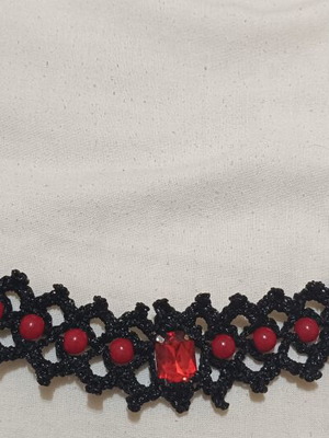 Gothic Choker Χειροποίητο πλεκτό μαύρο με κόκκινες χάντρες και κρύσταλλο