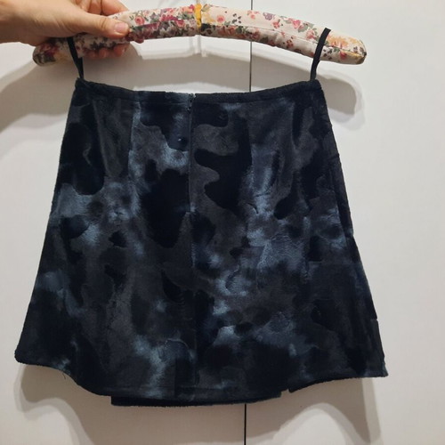 Girls' skirt new with embossed design and small front slits, Saxo