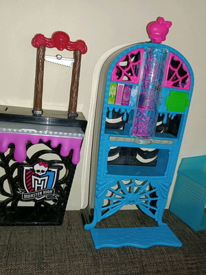 Monster High Creepateria furniture set used with missing parts