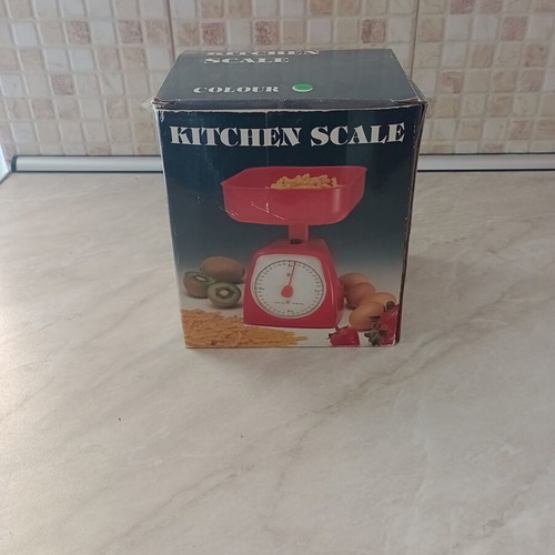 Kitchen scale like new, green, max weight 5 kg, tare adjustment