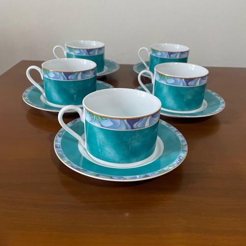 Set of 5 coffee/tea cups with saucers like new