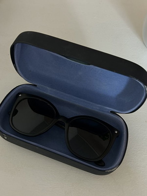 Tommy Hilfiger black sunglasses like new
