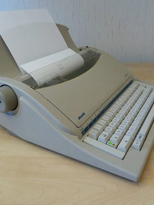 НАЙ-ПРОДАВАН Portable Electronic Typewriter Olivetti, нов, неизползван, в кутията си