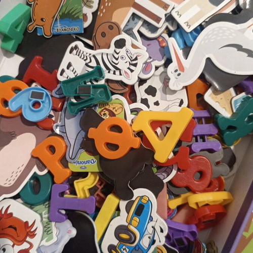 Children's magnets like new, 200+ pieces with animals, cars, letters, numbers