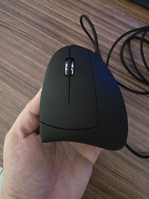 Ergonomic wired mouse new for right hand