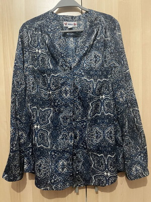Printed women's shirt large, wrinkle-free fabric, long sleeves with pocket