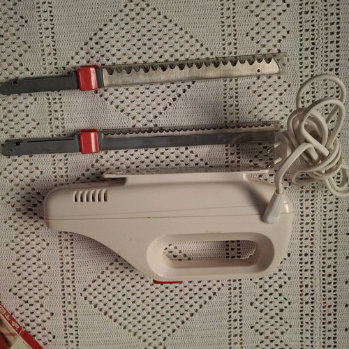 Electric Kitchen Knife - With Wavy Blades BRUNE