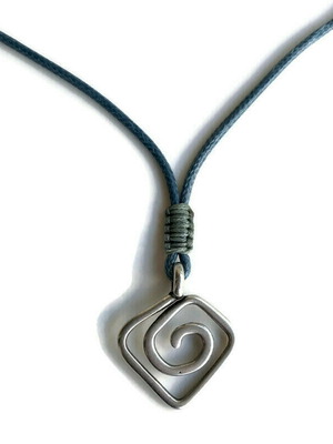 Ανδρικό μενταγιόν σπείρα ασημί ματ με σκούρο γαλάζιο κορδόνι αυξομειούμενο