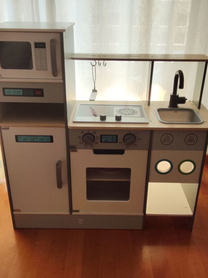 Hape Playfully Delicious Wooden Cook N Serve Kitchen like new with lights and sound