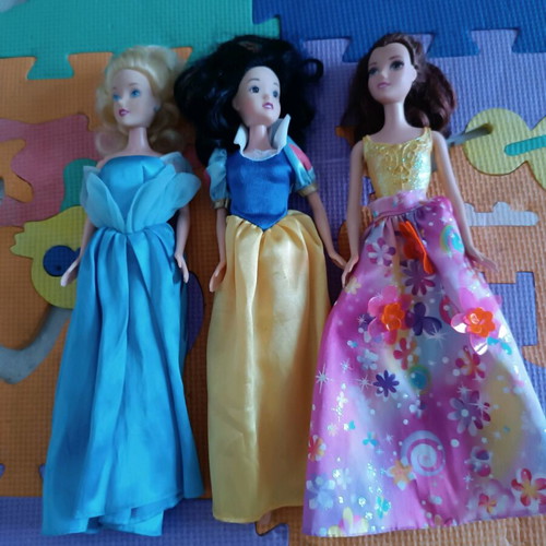 Barbie pack of three like new