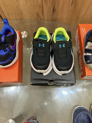 Under Armour baby shoes like new, size 22