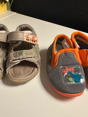 Παπούτσια μωρού καινούργια, γκρι σανδάλια νούμερο 19 και κόκκινες-μπλε παντόφλες νούμερο 21