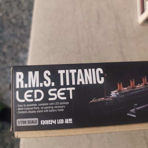 R.M.S. Titanic LED Set model kit 1/700 scale, Academy