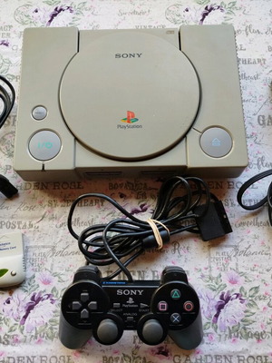 PlayStation 1 употребяван с всички кабели и контролер