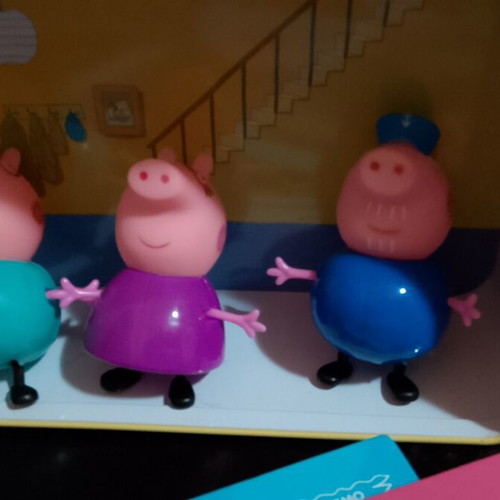 Peppa Pig metal playhouse suitcase with 8 character figures