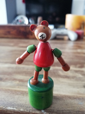 Vintage ξύλινο παιχνίδι αρκουδάκι μεταχειρισμένο, ενωμένο με μπετόνια