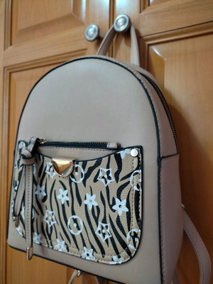 Beige backpack like new with inner pockets
