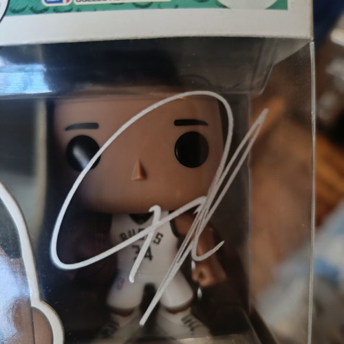 Funko Pop 32 Giannis Antetokounmpo Signed like new