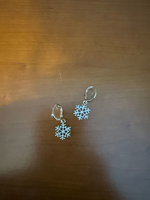 Snowflake earrings like new, gold color, set of 2