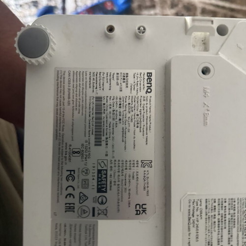 BenQ projector with built-in speakers 2021 model like new