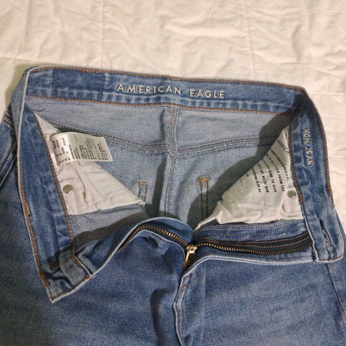 American Eagle women's blue mom jeans like new with knee rips and frayed hems