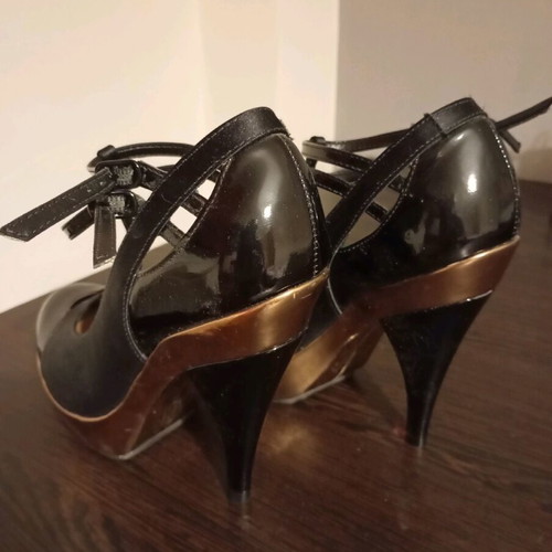 Strappy heels like new, black leather with platform