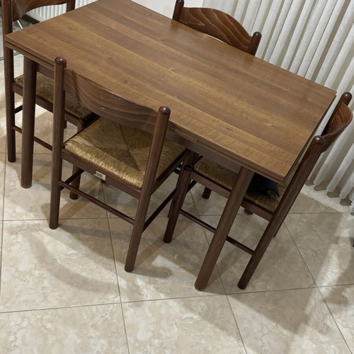 Dining table and 4 chairs like new 110x75x70 cm