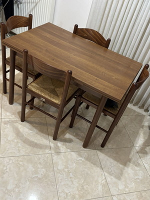 Dining table and 4 chairs like new 110x75x70 cm