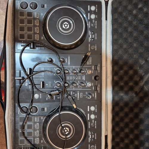 Pioneer DDJ 400 DJ controller with case
