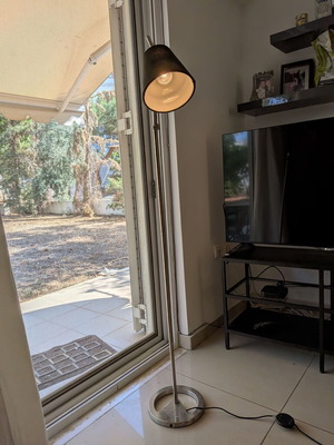 Floor lamp with adjustable arm