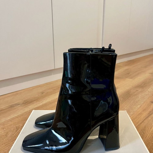 Black patent leather ankle boots like new, size 36