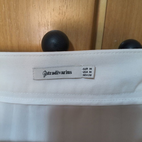 Stradivarius white skirt size medium like new, worn minimally