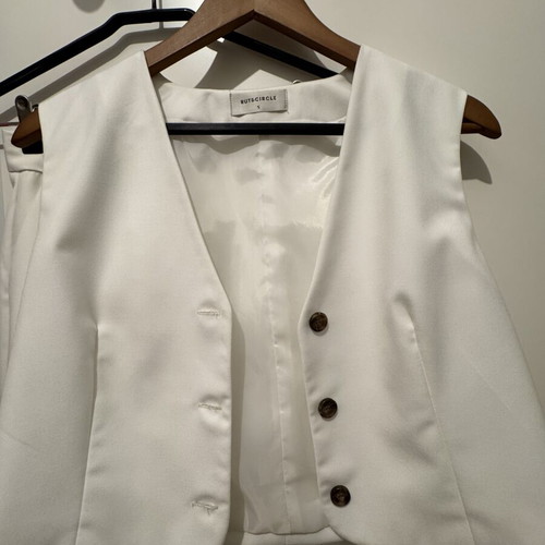 Rut & Circle white women's suit small size like new