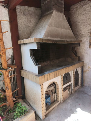 Μπάρμπεκιου πέτρινο μεταχειρισμένο με σχάρα 1,7 μέτρα μήκος