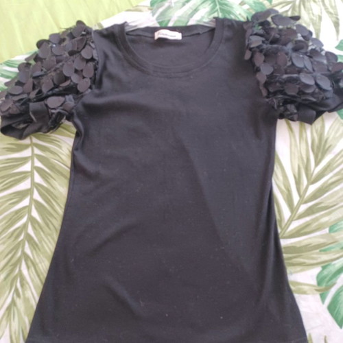 T-shirt with unique sleeve new, size M 38 10, black