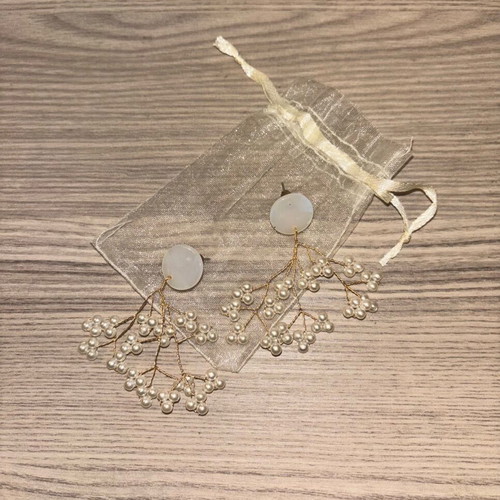 Earrings new with gold-colored wire and white pearls