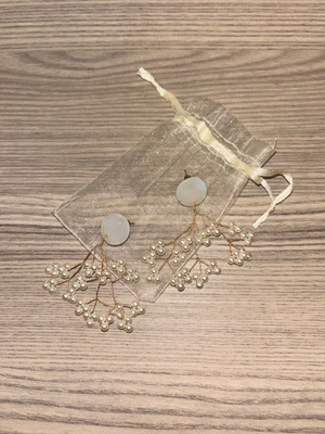 Earrings new with gold-colored wire and white pearls