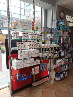 Aluminum Display Columns and Glass Shelves Like New