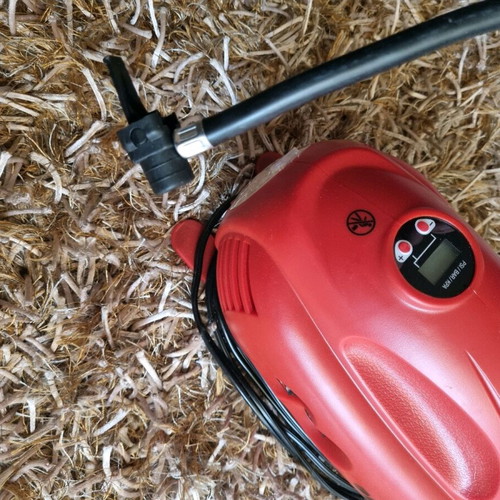 Black & Decker ASI200-XJ Multi-Purpose Air Compressor like new, orange