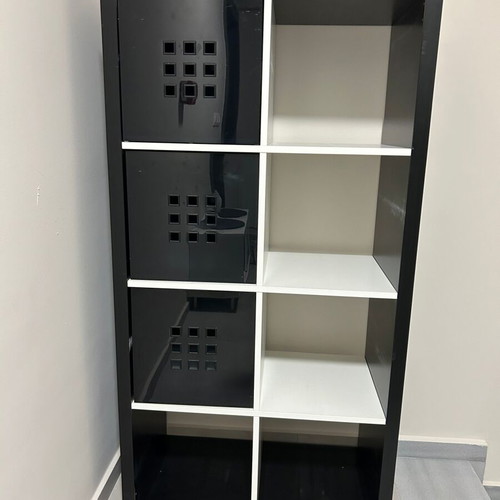 Ραφιέρα KALLAX IKEA μεταχειρισμένη, 77x147cm, με τρία μαύρα πλαστικά ράφια